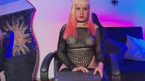 mollycb online show from June 3, 4:04 am