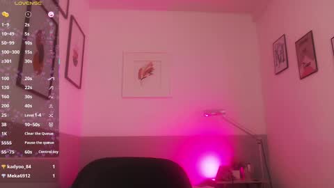 Snapshot of mommyissuess_ chatting on February 13, 11:15 pm Daphne  online show from February 13, 11:15 pm