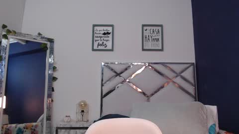 Snapshot of mommyissuess_ chatting on February 19, 2:23 am Daphne  online show from February 19, 2:23 am