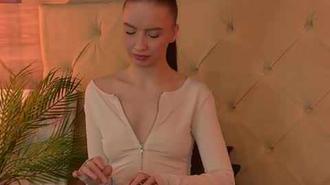 MonaHicks online show from April 17, 10:01 pm