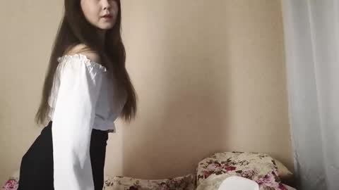 Mia online show from November 5, 5:15 pm