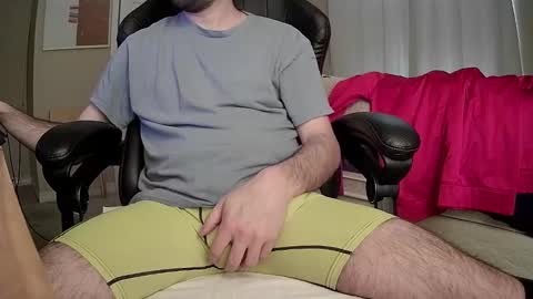 Snapshot of monkey_4u chatting on February 12, 3:27 pm monkey_4u online show from February 12, 3:27 pm