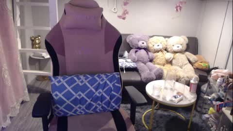 ELYSE A SIMPLE GIRL online show from March 31, 1:00 pm