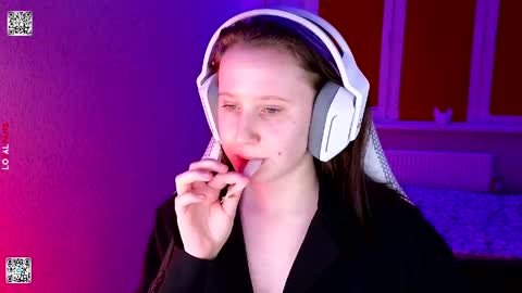 Lola online show from April 14, 4:32 pm