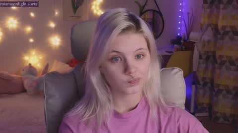 Snapshot of moonlight_mia chatting on December 24, 5:02 pm Mia   online show from December 24, 5:02 pm