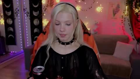 Snapshot of moonlight_mia chatting on October 25, 8:53 pm Mia   online show from October 25, 8:53 pm