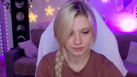 Snapshot of moonlight_mia chatting on October 14, 5:27 pm Mia   online show from October 14, 5:27 pm