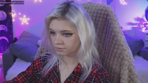 Snapshot of moonlight_mia chatting on December 15, 4:37 pm Mia   online show from December 15, 4:37 pm