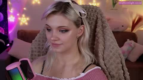 Snapshot of moonlight_mia chatting on January 15, 7:01 pm Mia   online show from January 15, 7:01 pm