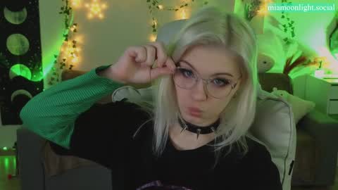 Snapshot of moonlight_mia chatting on January 22, 4:33 pm Mia   online show from January 22, 4:33 pm