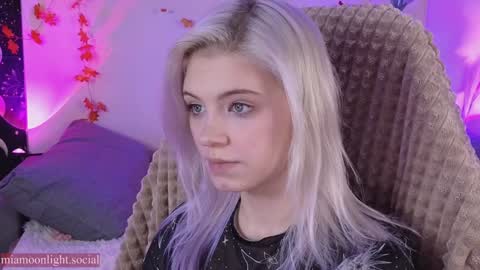 Snapshot of moonlight_mia chatting on December 4, 5:27 pm Mia   online show from December 4, 5:27 pm