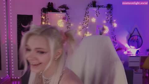 Snapshot of moonlight_mia chatting on January 24, 5:00 pm Mia   online show from January 24, 5:00 pm