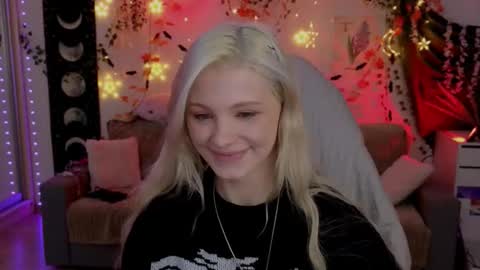 Snapshot of moonlight_mia chatting on October 31, 6:08 pm Mia   online show from October 31, 6:08 pm