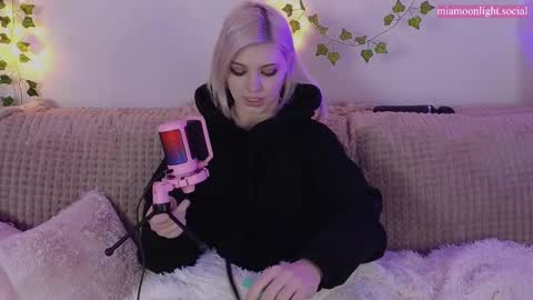 Snapshot of moonlight_mia chatting on February 16, 7:49 pm Mia   online show from February 16, 7:49 pm