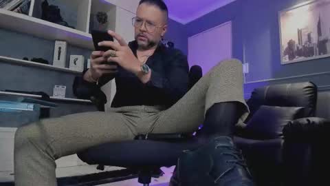 Snapshot of mrfrank_tattoo chatting on October 22, 1:46 pm MrFrank. online show from October 22, 1:46 pm