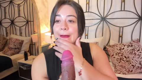 Nahomi  online show from September 24, 12:01 pm