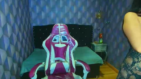 Nahomi  online show from March 8, 4:05 am