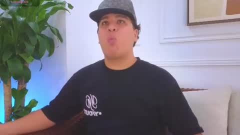 naimruiz_ online show from July 19, 7:49 pm