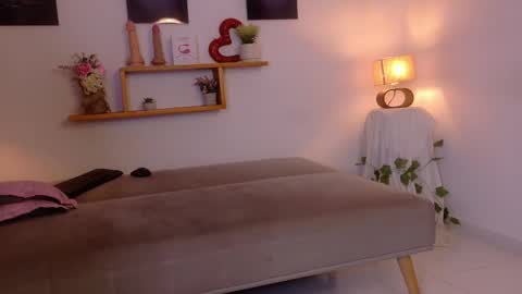 nairagold_ online show from May 16, 1:24 am