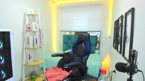 naomy online show from October 22, 9:05 pm