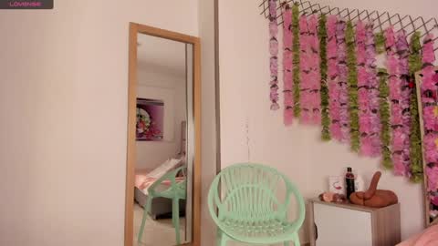 naya_mills online show from January 28, 11:28 am