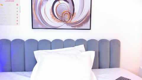 Nia online show from November 10, 8:33 pm