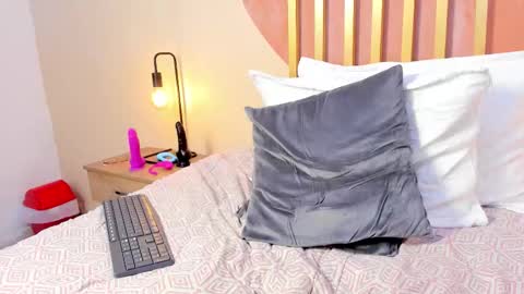 N i c o l e  online show from February 7, 8:45 pm