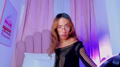 nicolemadrird online show from November 8, 6:55 pm