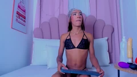 nicolemadrird online show from November 10, 8:00 pm