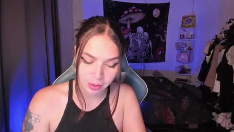 Nicol independent model online show from September 21, 3:38 pm