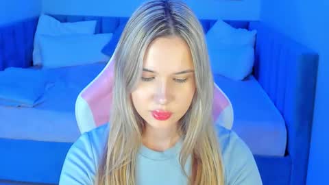 nicolettacooper online show from September 14, 8:16 am