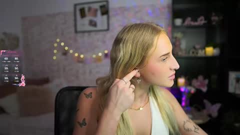 nicolette__shea_ online show from March 6, 2:51 pm