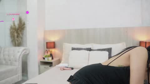 Nicolle Alvarez online show from June 21, 11:38 am