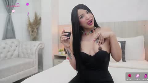 Nicolle Alvarez online show from June 14, 11:45 am
