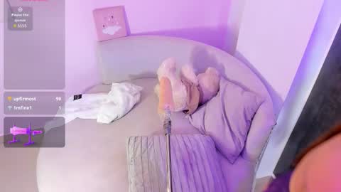 Nicolle online show from March 5, 10:30 pm