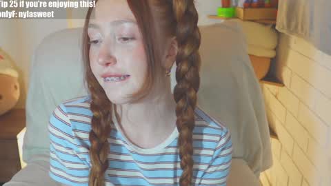 Snapshot of niilaa chatting on October 26, 6:47 am of Nylasweet online show from October 26, 6:47 am