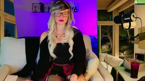 Snapshot of nikki_goldberg chatting on September 11, 8:10 pm Kitty Chatte online show from September 11, 8:10 pm