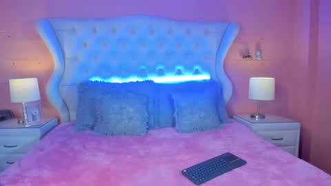 Y E S I online show from April 14, 7:50 pm