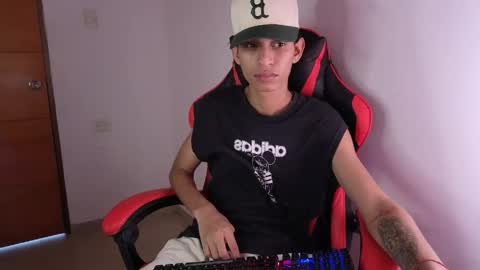 niklaus_wolf online show from April 24, 8:33 pm