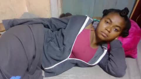 nilah online show from May 19, 2:07 am