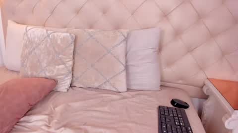 nina joyce online show from April 16, 9:39 pm