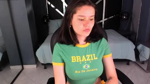 nini_solei online show from April 16, 9:39 pm