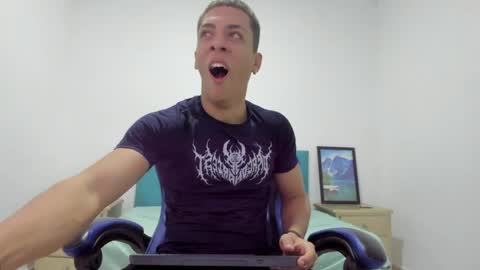 noah_flynn1 online show from April 6, 8:04 am