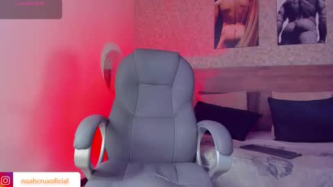 Snapshot of noahcrux chatting on October 22, 12:07 pm Noah online show from October 22, 12:07 pm