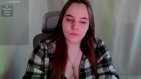 noir_ember_ online show from July 8, 8:51 am