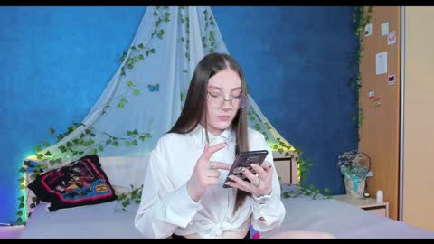 Snapshot of nymphalean chatting on December 1, 8:00 pm Kat online show from December 1, 8:00 pm