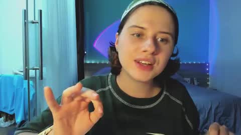 Evie online show from December 30, 11:59 am