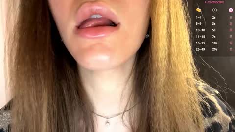 Mia online show from December 17, 9:16 am