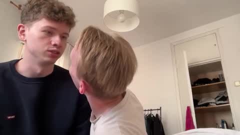 Snapshot of oliver_and_thomas chatting on September 24, 1:07 pm Oliver and Thomas online show from September 24, 1:07 pm