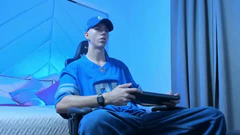 oliverthompson_01 online show from April 18, 2:46 am